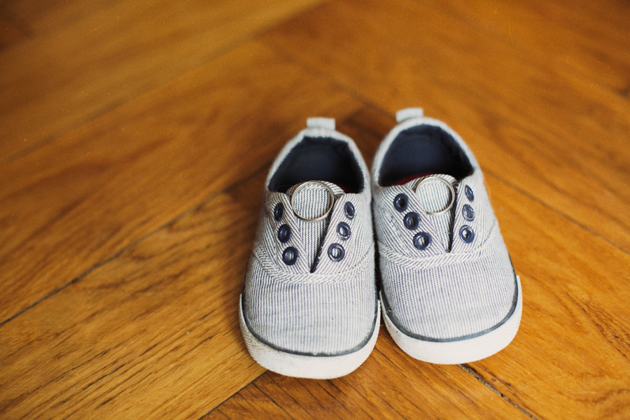 Schuhe und Hochzeitsringe