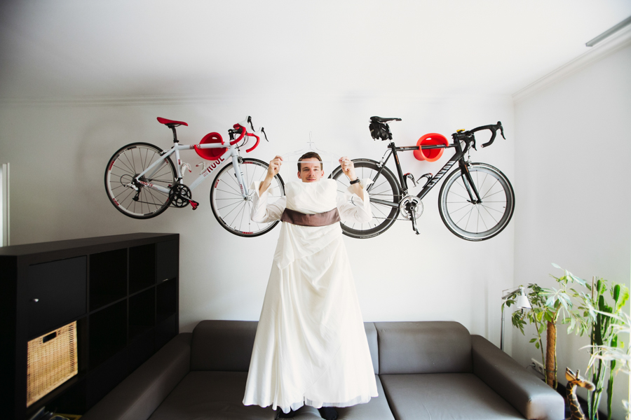 Hochzeitskleid und Bräutigam