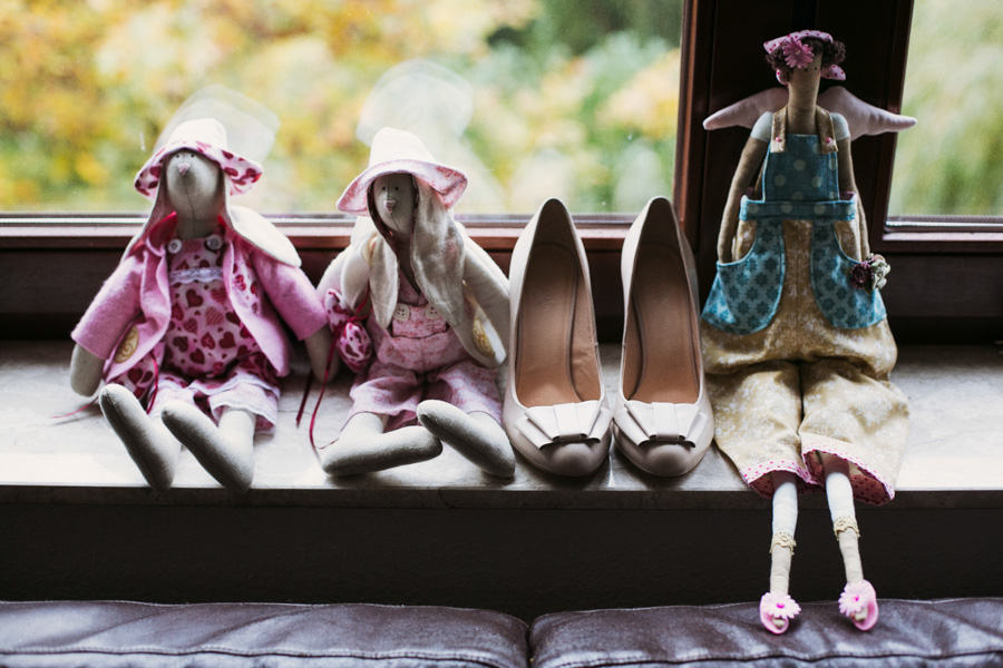 Brautschuhe und Puppen